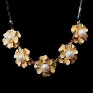 Natural 10mm freshwater Pearls & mother of pearl Flower necklace